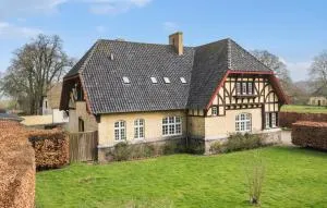 5 Bedroom Cozy Home In Næstved - Menstrup
