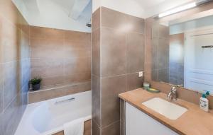 Maisons de vacances Beautiful Home In Saint-laurent-de-la-ca With Wifi : photos des chambres