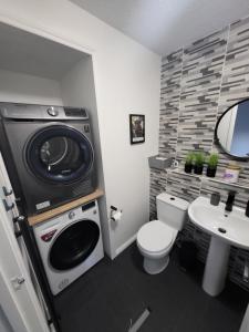 Stylish home in Linlithgow Near Edinburgh Airport Free parking Free WiFi