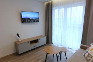 Warmzy Home - Modern 2 Rooms Apartment With Free Parking