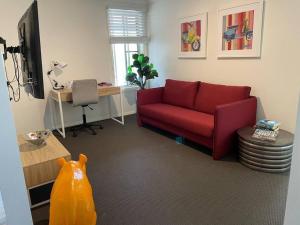 On the Park-Modern 4 Bedroom -3 Living Area Home 100m to Parks and Shopping Centre