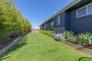 On the Park-Modern 4 Bedroom -3 Living Area Home 100m to Parks and Shopping Centre