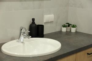 Warmzy Home - Modern 2 Rooms Apartment With Free Parking