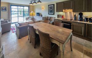 Maisons de vacances Beautiful Home In Saint-laurent-de-la-ca With Outdoor Swimming Pool : photos des chambres