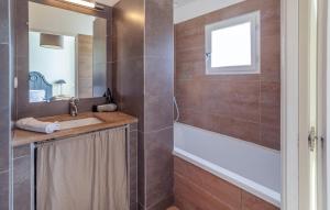 Maisons de vacances 2 Bedroom Gorgeous Home In Saint-laurent-de-la-ca : photos des chambres