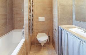Maisons de vacances 2 Bedroom Gorgeous Home In Saint-laurent-de-la-ca : photos des chambres