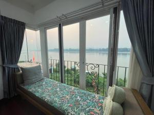 โมเมนต์ แอ๊ท ริมโขง