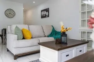 Stunning 3-bedroom Townhouse - Belmont