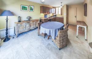 Maisons de vacances Gorgeous Home In Saint-Laurent-De-La-Cabrerisse : photos des chambres