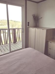 Chalets Chalet dans un parc residentiel de loisirs : photos des chambres