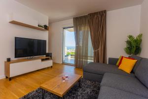 Apartment - free parking in garage , mountain and seaview , quiet neighbourhood