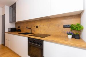 Apartment - free parking in garage , mountain and seaview , quiet neighbourhood