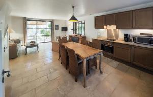 Cozy Home In Saint-Laurent-De-La-Ca With Wifi