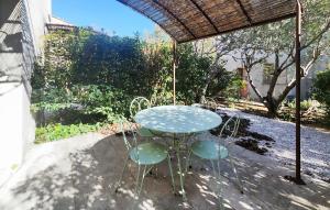 Cozy Home In Saint-Laurent-De-La-Ca With Wifi