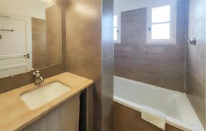 Maisons de vacances Stunning Home In Saint-laurent-de-la-cabrerisse With Kitchen : photos des chambres