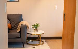 BGC 2BR Uptown Parksuites with PS4 43