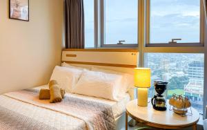 BGC 2BR Uptown Parksuites with PS4 43