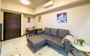 BGC 2BR Uptown Parksuites with PS4 43