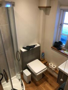 2 Bed Cottage - Sleeps 4 - Parking - Wifi