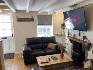 2 Bed Cottage - Sleeps 4 - Parking - Wifi