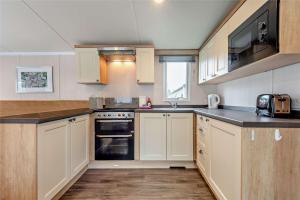 Luxury Modern Family Lodge with Pools, Linen & Activity Pass in Award-Winning Holiday Park