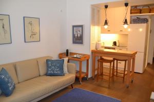 Vouliagmeni seaside flat