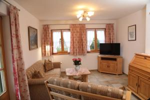 Two-Bedroom Apartment room in Almroeserl