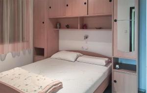 Gorgeous Apartment In Jadranovo