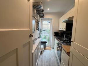 3 Bed luxury house, 10 min walk to underground