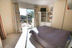 Villas Superbe villa avec piscine pour 8 personnes - exposee plein sud avec vue imprenable sur les massifs de l’Esterel et du Tanneron. : photos des chambres