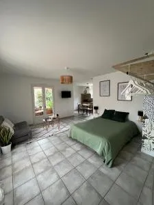 Grand studio avec véranda et parking - Simorre