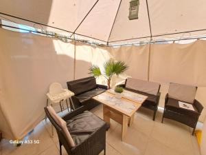 DELUXE TOP CENTER House with gardens tent ,2 bedrooms and living room next to the BEACH and SEA GARDEN- 5 min by walk,with equiped kitchen