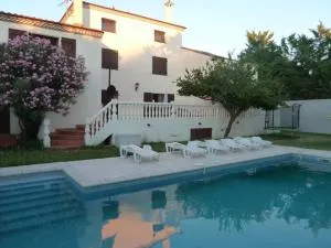 VILLA POUR 21 PERSONNES 400 M2 PISCINE SALLE DE SPORT PROCHE DES PLAGES. HÉRAULT - Puissalicon