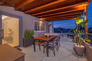 Coral Paradise Luxury Private Jacuzzi Suite & Pool View