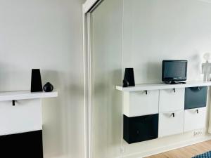 Champs de mars Appartement 1 chambre proche centre ville, balcon et parking