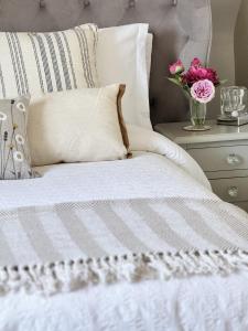 BRAMLEY FALL COTTAGE ON SITE EV POINT - Attached Cottage,3 Separate Bedrooms -1 on ground level, SLEEPS 6, 2 Bathrooms, Sandy Wittering Beach 8min drive, Rural Location, Child friendly, Small Breed Dog Friendly, Private Parking