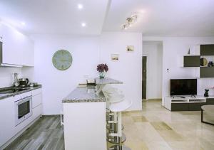 Estepona Marina, Winter Sun from 99E per night, Sea Views, Balcony, Lift, Wifi