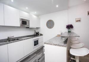 Estepona Marina, Winter Sun from 99E per night, Sea Views, Balcony, Lift, Wifi