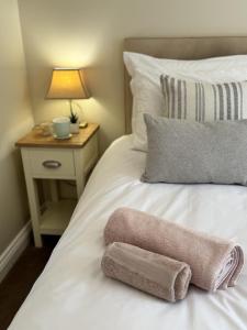 BRAMLEY FALL COTTAGE ON SITE EV POINT - Attached Cottage,3 Separate Bedrooms -1 on ground level, SLEEPS 6, 2 Bathrooms, Sandy Wittering Beach 8min drive, Rural Location, Child friendly, Small Breed Dog Friendly, Private Parking