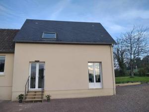 L établissement Gold Beach propose 1 maison 80m2 avec terrain 500m2 PARKING PRIVE à 4 min du port artificiel d ARROMANCHES SERVICES Accueil personnalisé lits faits serviettes ménage NETFLIX wifi SUR VELOROUTE
