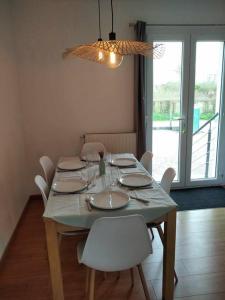 L établissement Gold Beach propose 1 maison 80m2 avec terrain 500m2 PARKING PRIVE à 4 min du port artificiel d ARROMANCHES SERVICES Accueil personnalisé lits faits serviettes ménage NETFLIX wifi SUR VELOROUTE