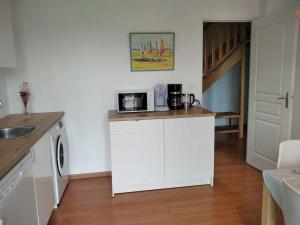 L établissement Gold Beach propose 1 maison 80m2 avec terrain 500m2 PARKING PRIVE à 4 min du port artificiel d ARROMANCHES SERVICES Accueil personnalisé lits faits serviettes ménage NETFLIX wifi SUR VELOROUTE