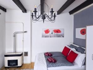 Cozy Nest Hideaway near Grand Boulevard bus line 9