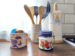 Cozy Nest Hideaway near Grand Boulevard bus line 9