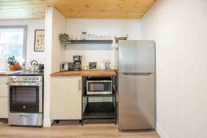 “The Hydrus” cozy 2 bedroom cottage