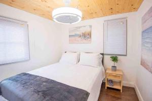 “The Hydrus” cozy 2 bedroom cottage