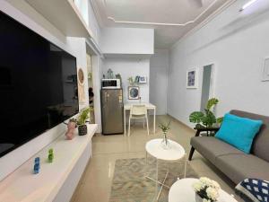 72 Pali Village a Cozy Vintage Apartment by Connekt Homes