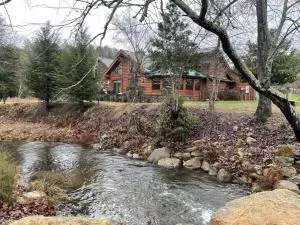 Deluxe Parkland Cabin - Pet and Motorcycle Friendly Home - Austral