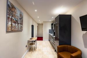 Stylish City Living Apartment with Parking