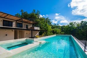 UP 6 PEOPLE PRIVATE JACUZZI